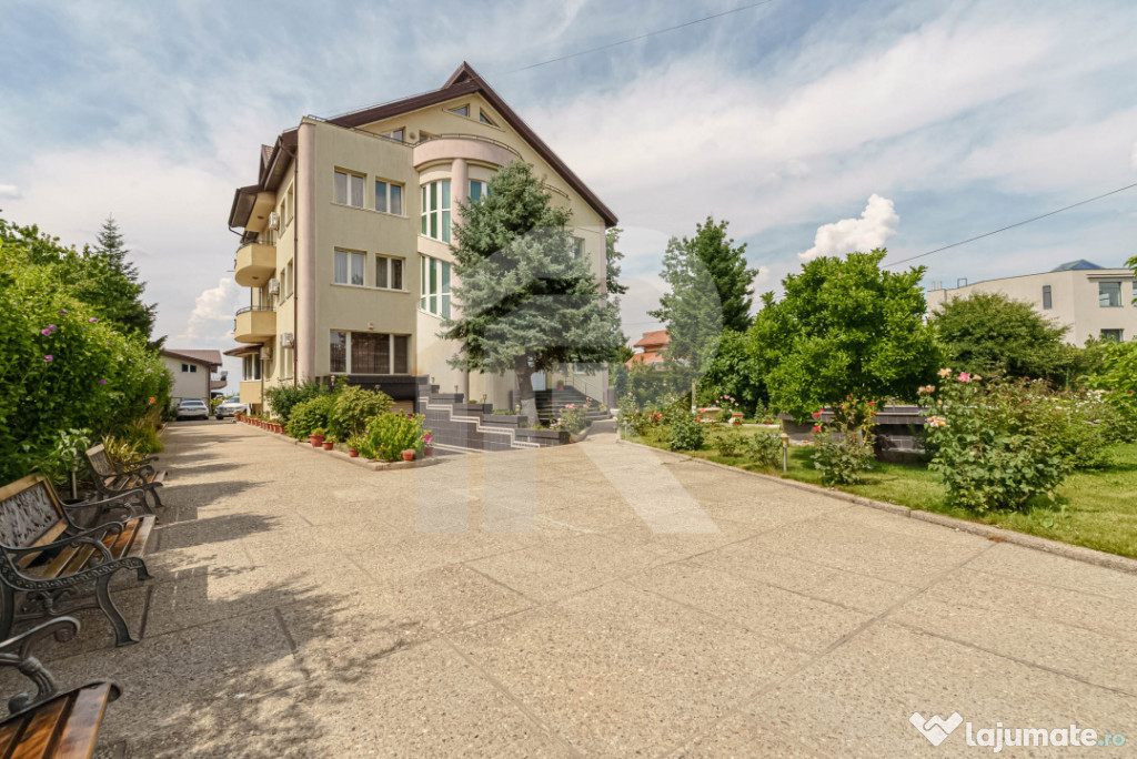 Casa cu teren de 3000 mp - ponton la lac - piscina si casa d