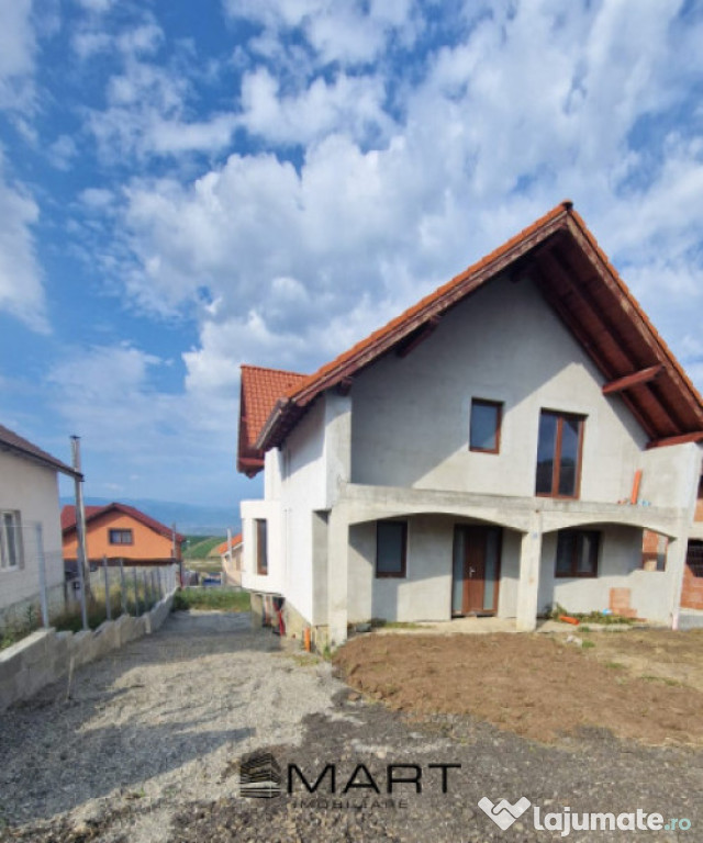 Casa la rosu in Sura Mare
