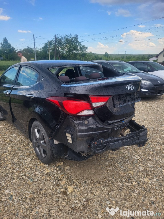 Dezmembrez Hyundai elantra 2015