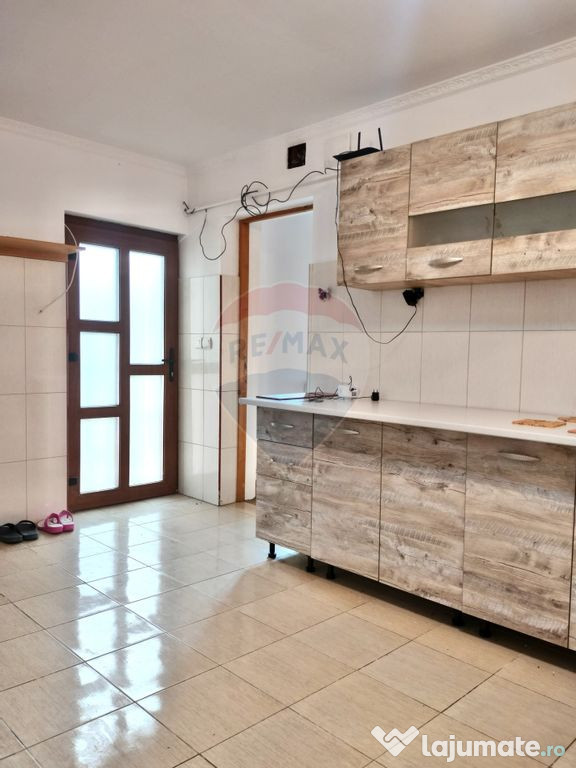 Apartament spațios cu 4 camere, zonă centrală – Sigh...