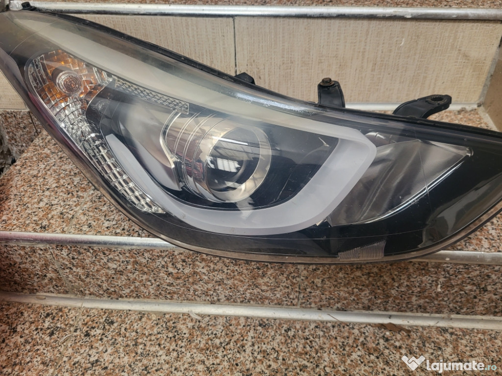 Far Hyundai elantra 2015 dreapta