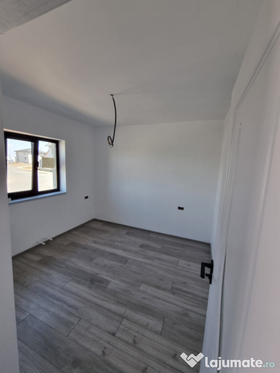 Casă de vânzare în Valu lui Traian – 2 dormitoare + living + terasă