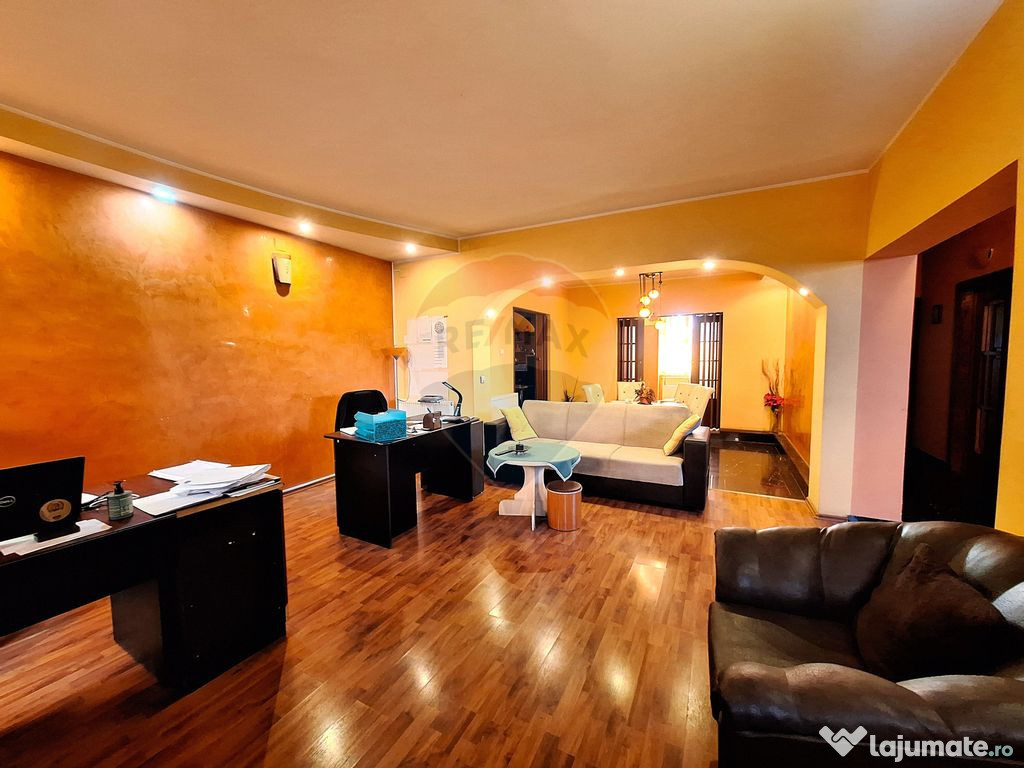 Casă / Vilă cu 8 camere de vânzare în zona 23 August