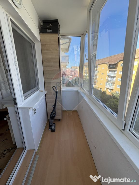 Apartament cu 3 camere decomandat, mobilat