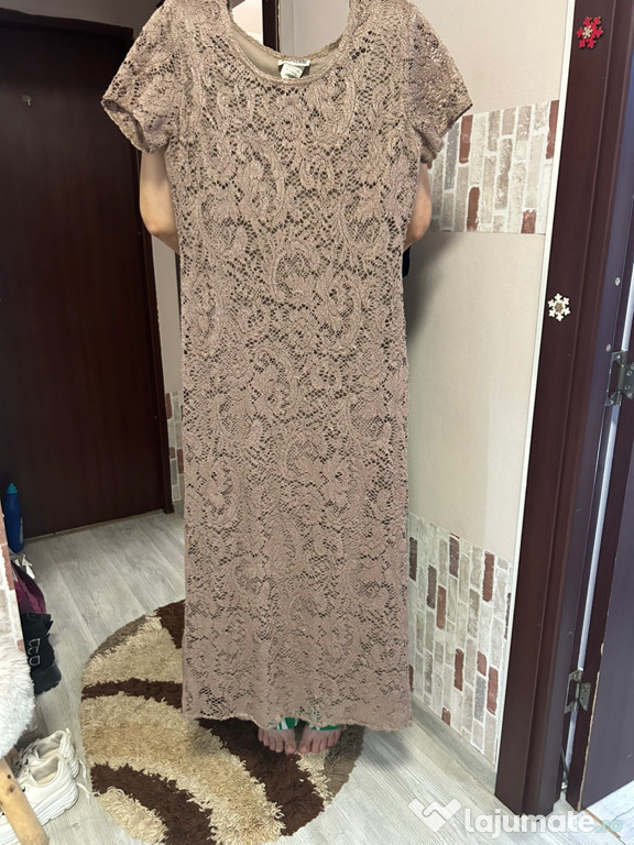 Rochie de ocazie purtată o singură zi.
