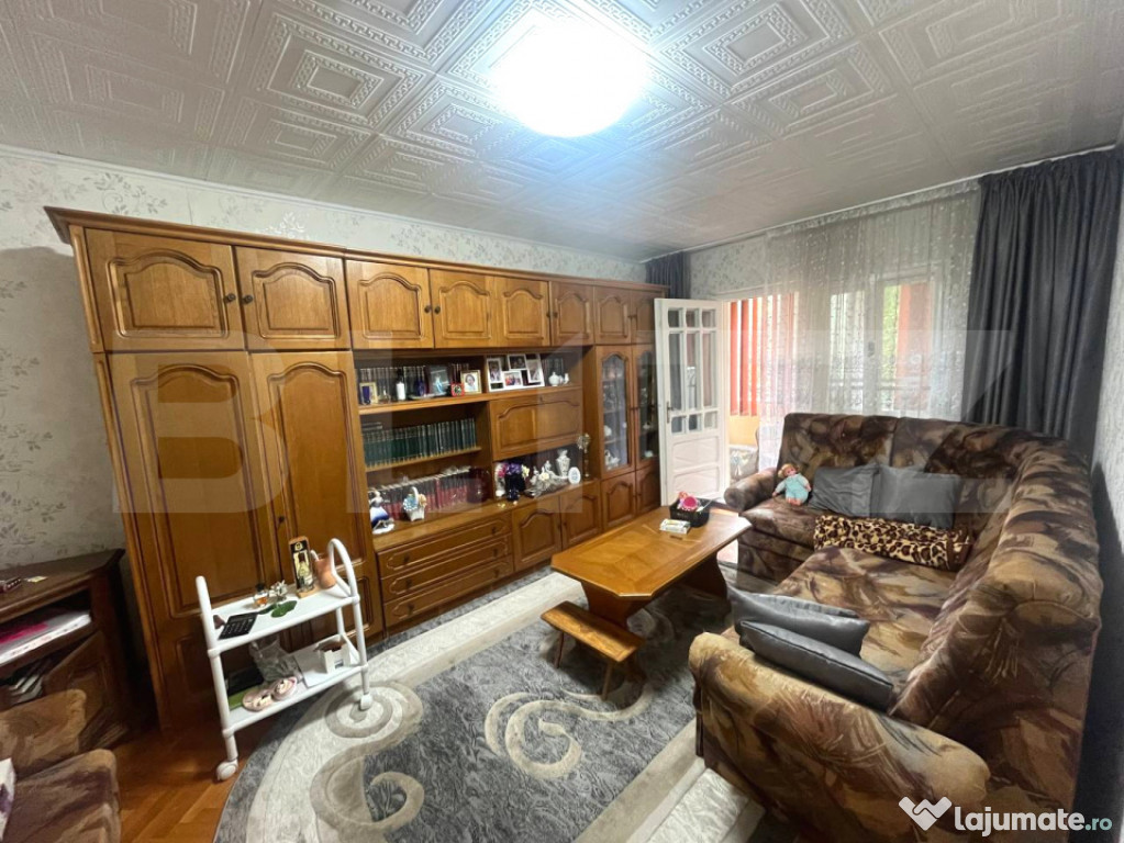 Apartament cu 3 camere, etaj 1, decomandat, zona Lipovei