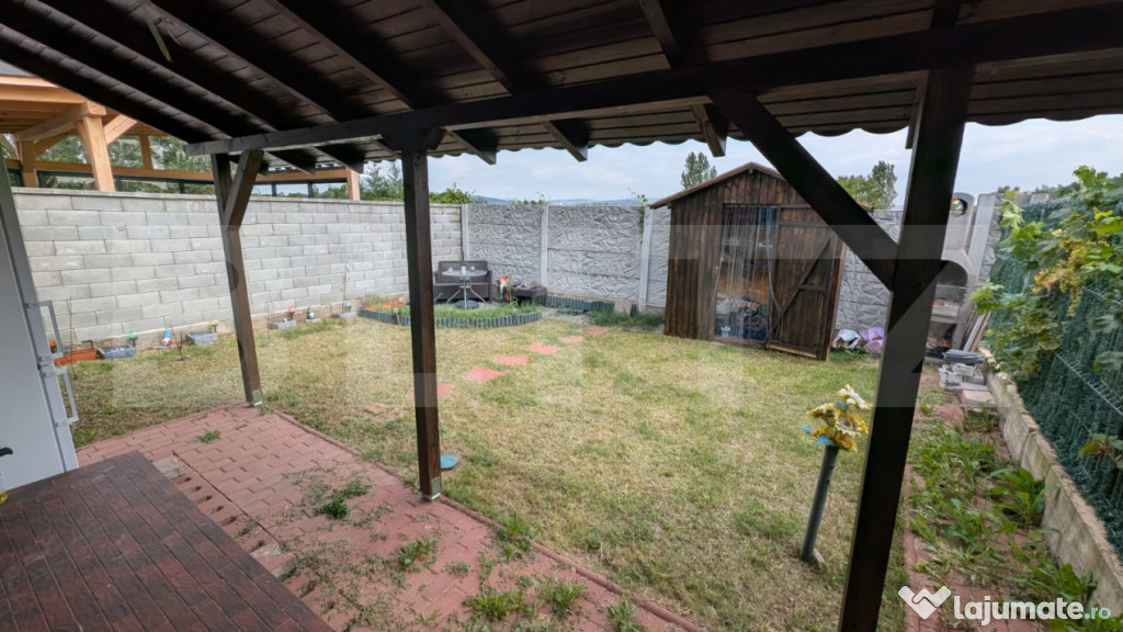 Casa insiruita , mobilata, drum asfaltat, de vanzare
