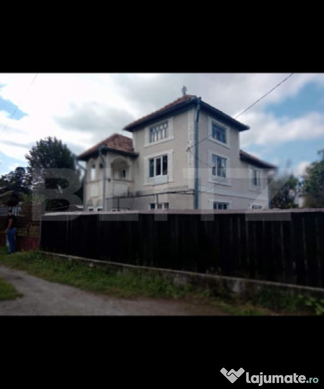 Casă spațioasă cu teren generos, în zonă liniștită ??