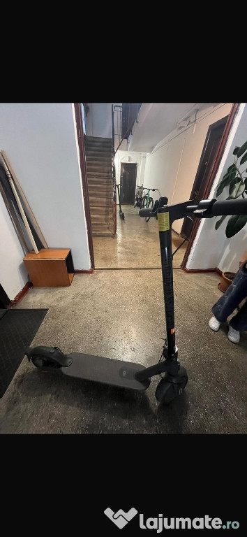 Vând trotineta electrica Xiaomi mi aproape noua