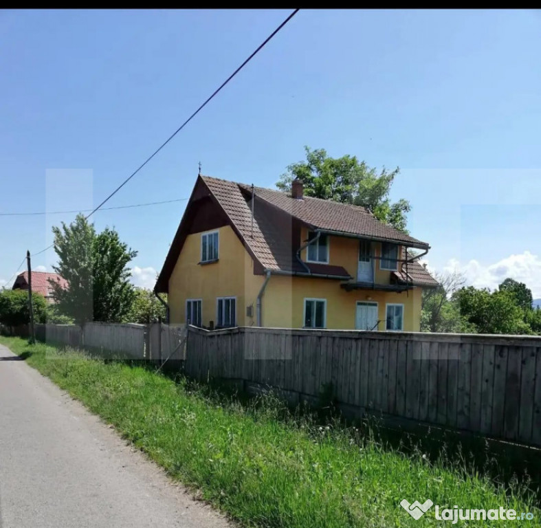 Casă dublă în comuna Hătuica, chiar în vecinătatea bă
