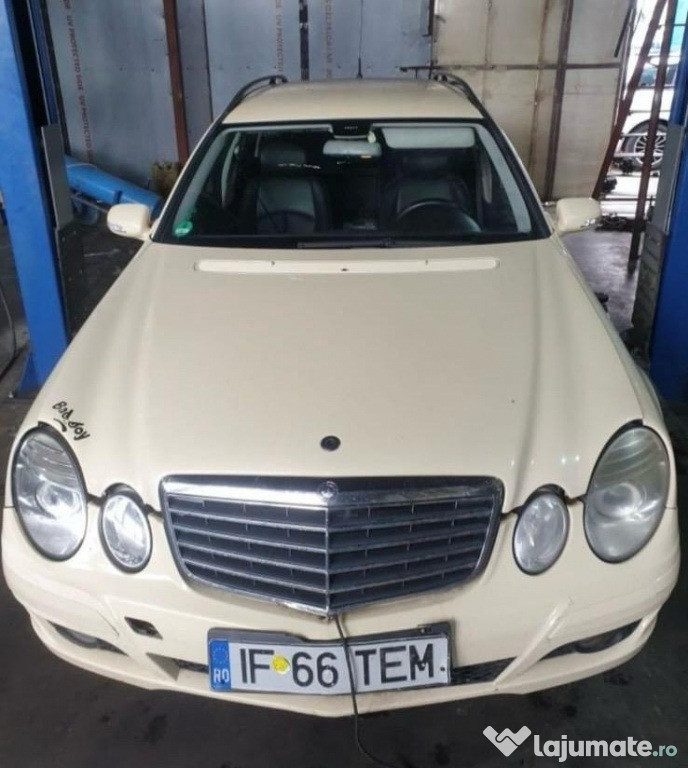 Dezmembrez Mercedes E 220