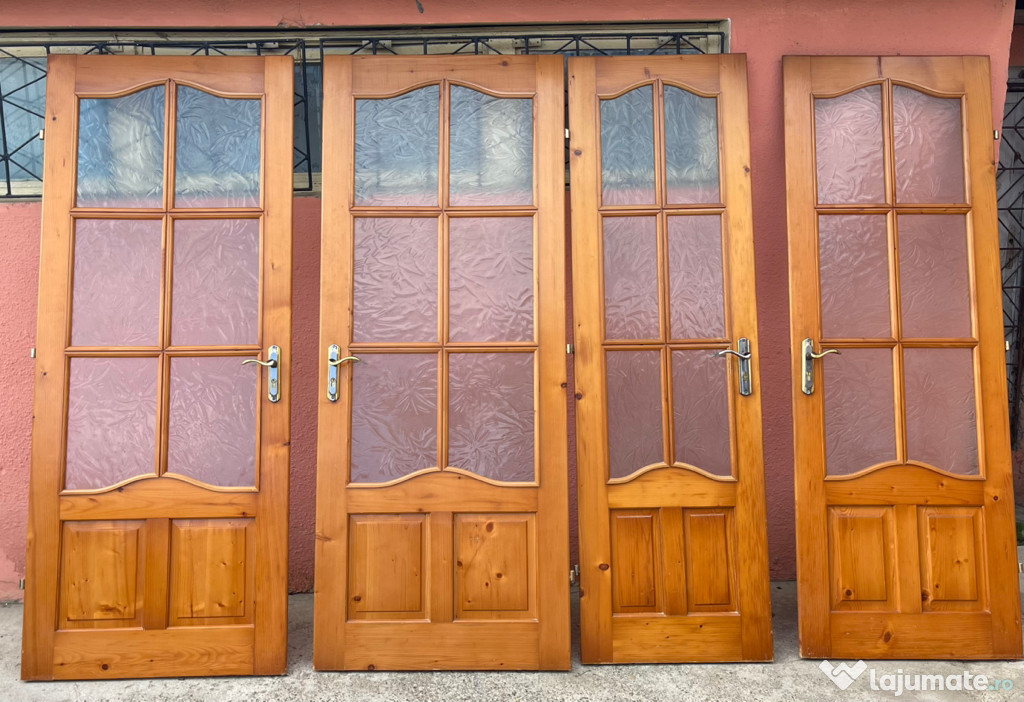 Uși interior din lemn masiv.