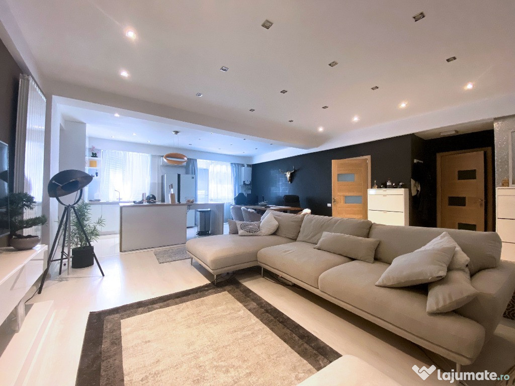 Apartament spatios de vanzare 3 camere / Palazu Mare