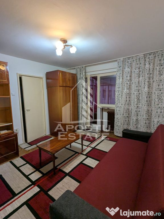 Apartament cu 3 camere, etaj intermediar, zona Sagului