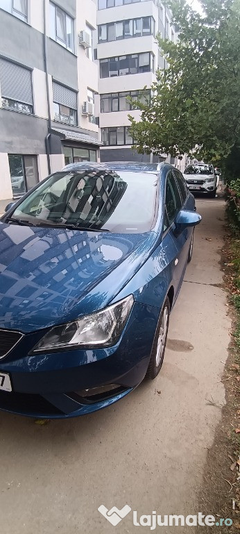 Seat ibiza albastră