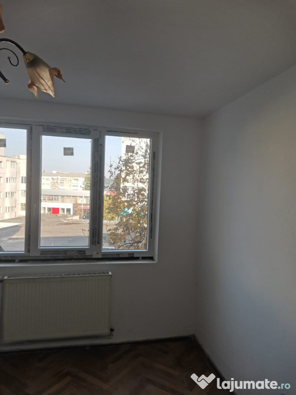 Bacău, apartament decomandat 3/4 zona Orizont, 73000 euro, negociabil.