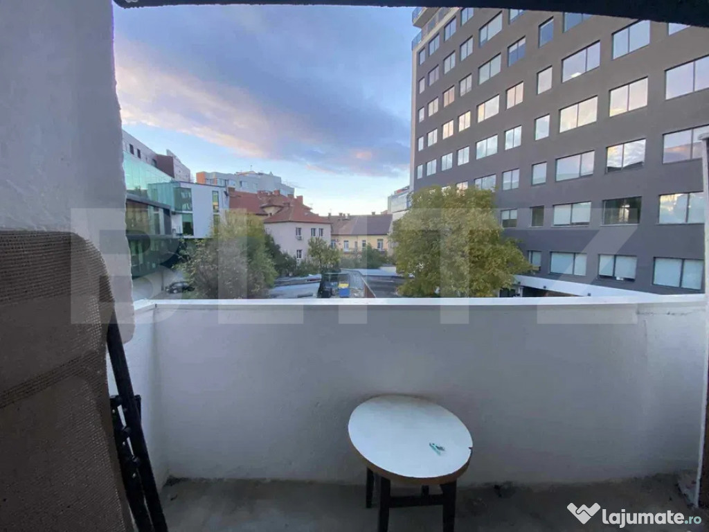 Garsoniera decomandata, balcon, zona Centrala