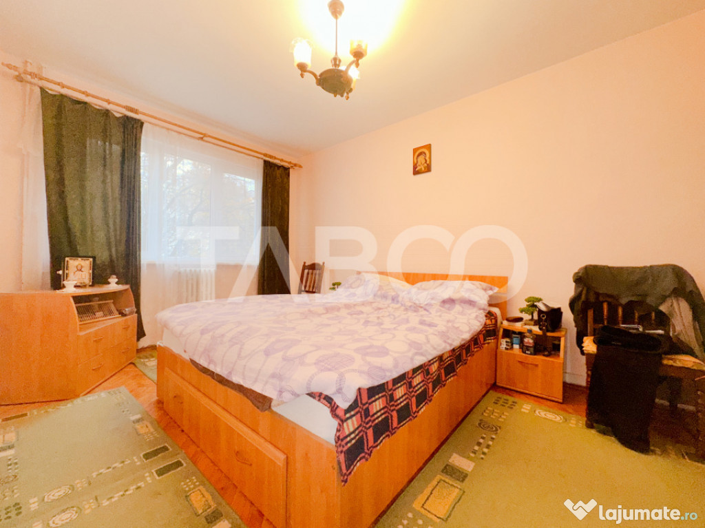 De vanzare apartament cu 4 camere decomandate in cartierul M