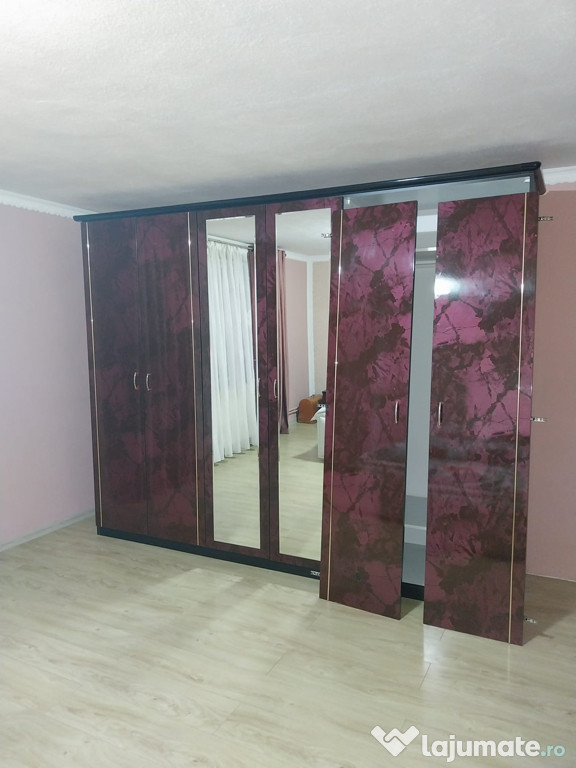 Dulap visiniu cu accente aurii