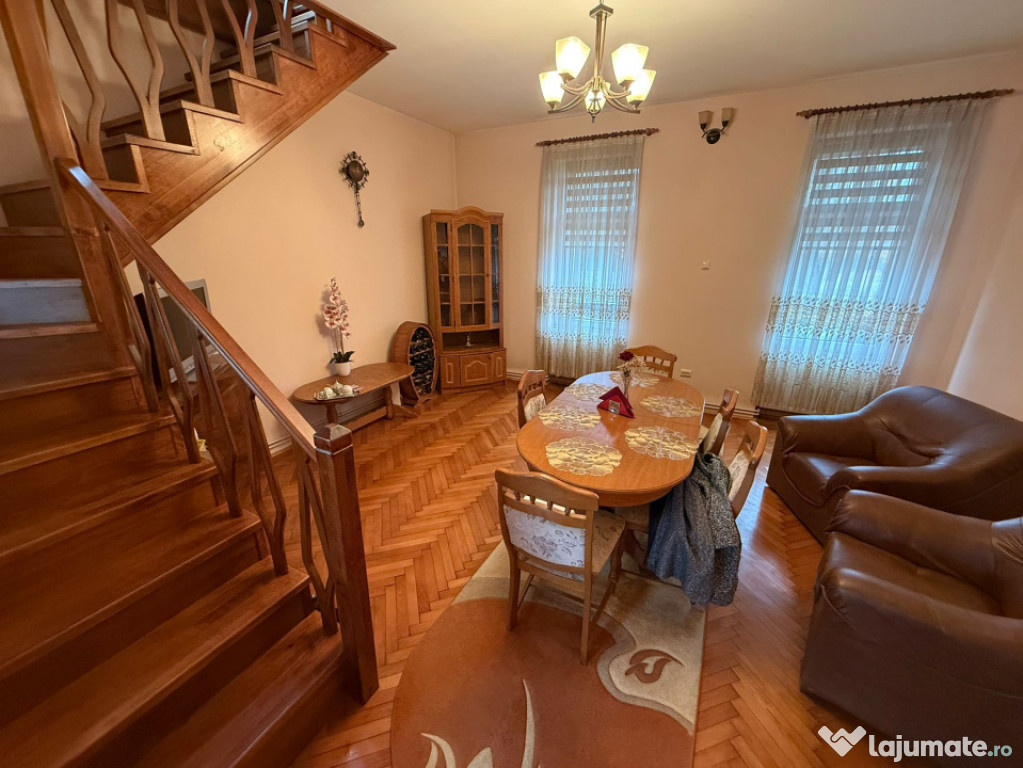 Casă cu garaj și 2 șeminee, lângă Parcul Mare – Str.