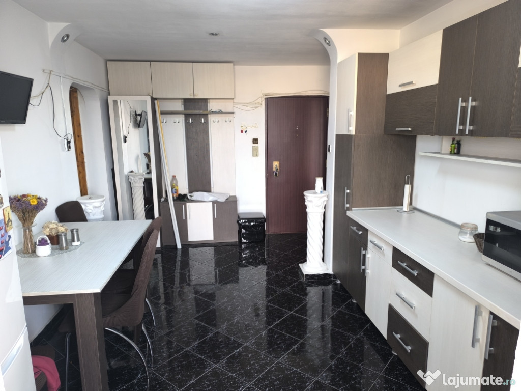 Închiriez apartament cu doua camere