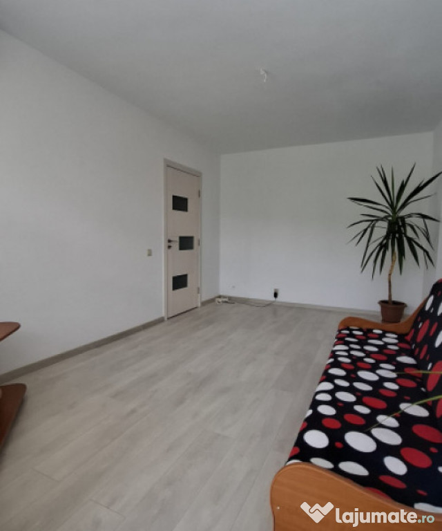 Apartament 3 camere, etaj intermediar, zona Vest