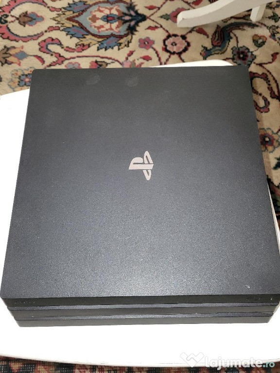Playstation 4, 1 TB, plus doua controller, 600 ron