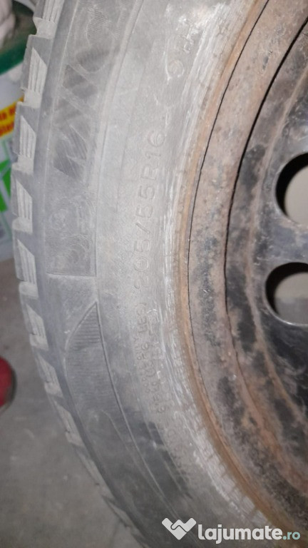 Vând 4 roți cu cauciucuri de iarnă 205/55R16