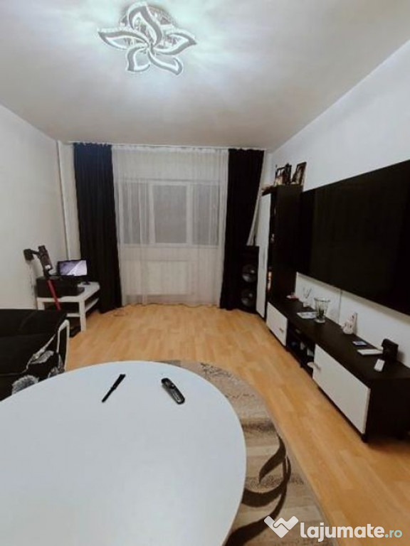 Apartament 3 camere decomandat 3 minute metrou Aparatorii...