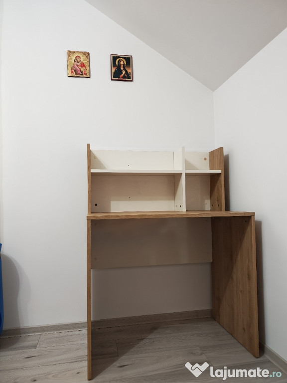 Vând birou cu etajeră