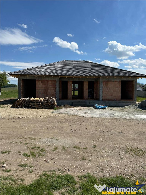 Casa la 15 minute de Brasov, DJ 112A, la rosu sau finalizata