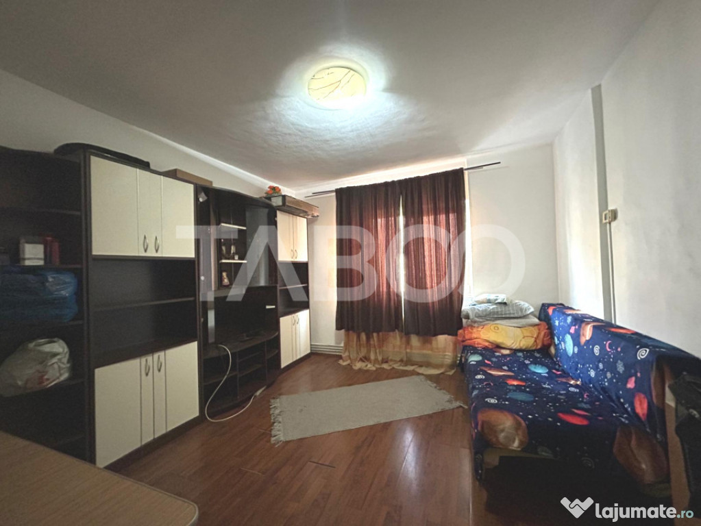 Garsoniera cu balcon si pivnita etaj 1 Zona Strand de vanzar