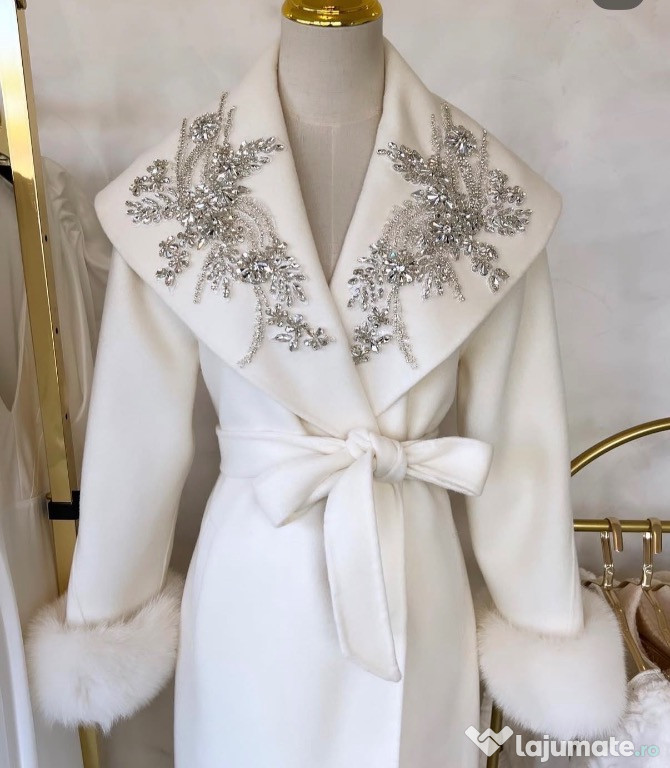 Palton damă elegant cu detalii