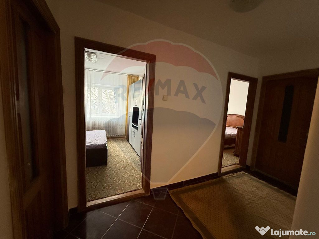 Apartament cu 3 camere de închiriat în zona 1 Mai