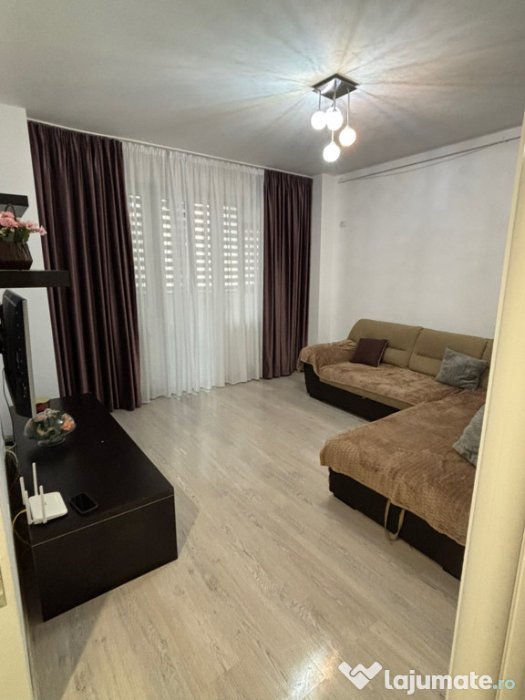 Închiriez apartament