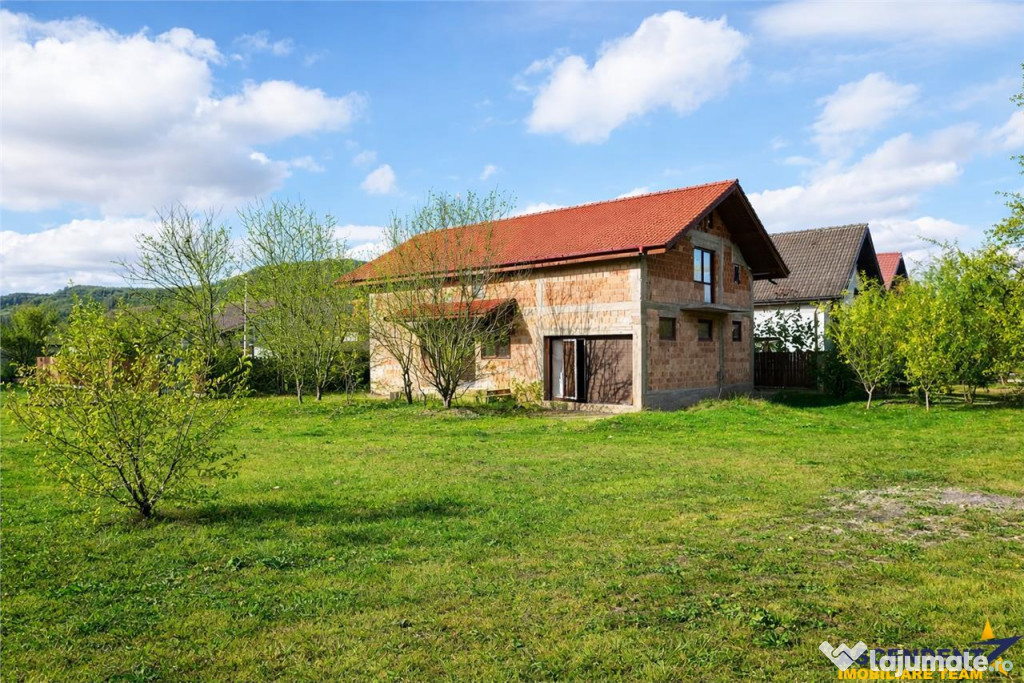 Casa la rosu cu 3 dormitoare, garaj si bransamente utilitati