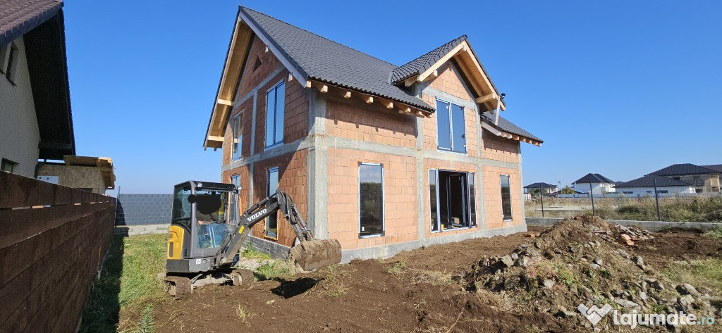 Vand casa la rosu, intabulata cu AC pana in 9/2027