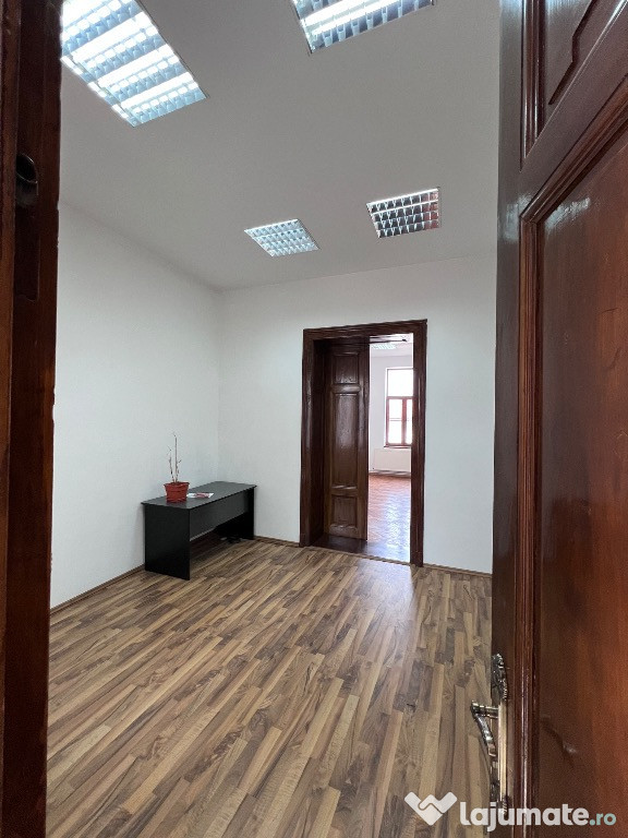 Inchiriez spatiu comercial central