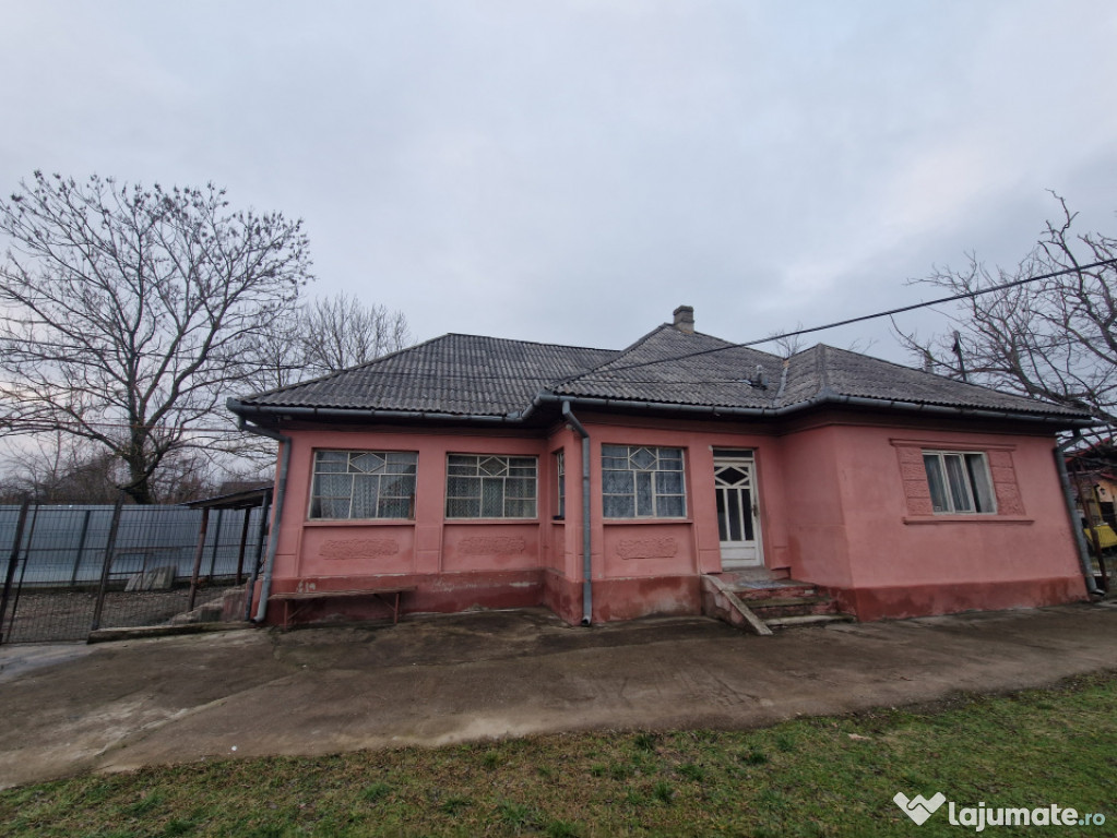 Casă veche cu teren generos – sat Mogoșești, com. Satu