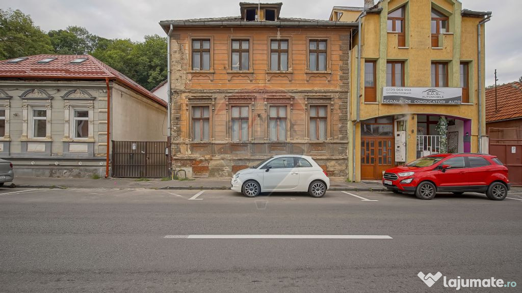 Vilă pe str Alexandru Ioan Cuza, 10 camere, S + P + E, t...