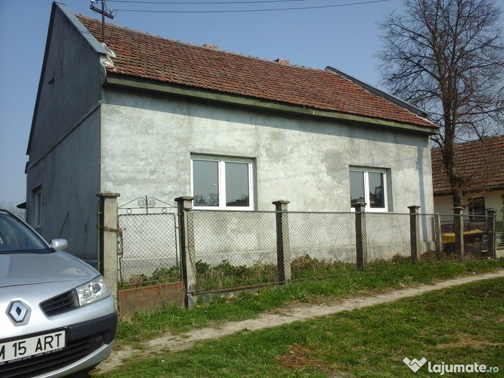 Casa 14 km de Satu Mare centrul satului Pelisor langa Lazuri