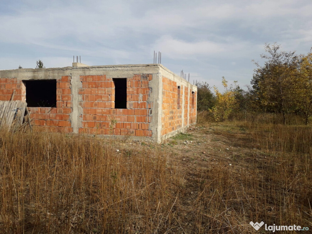 Casa la rosu in sat Radoiesti comuna Cetate