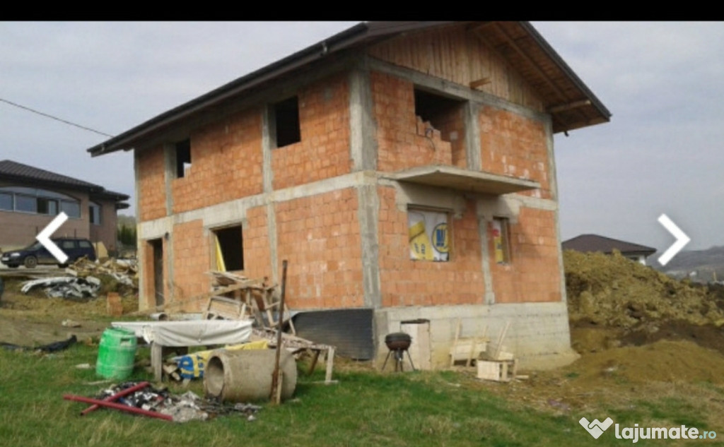 Casa cu etaj pe malul Lacului Aroneanu