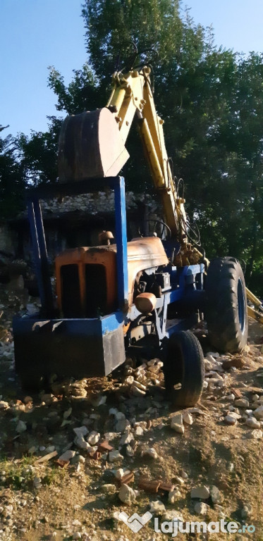 Tractor cu brat de excavator