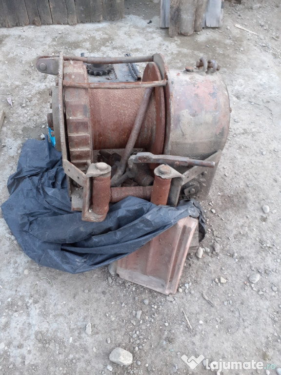 Troliu compatibil pentrugama de tractoare universal 650