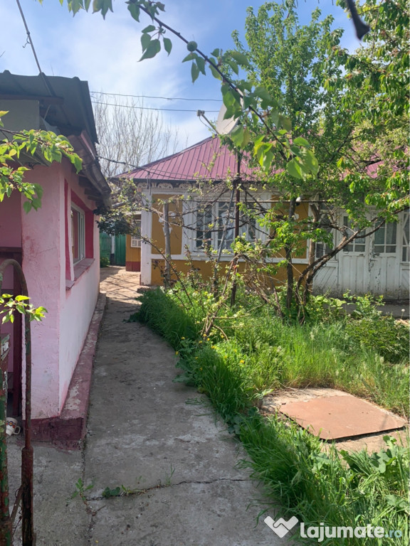 Casă la strada principala cu teren