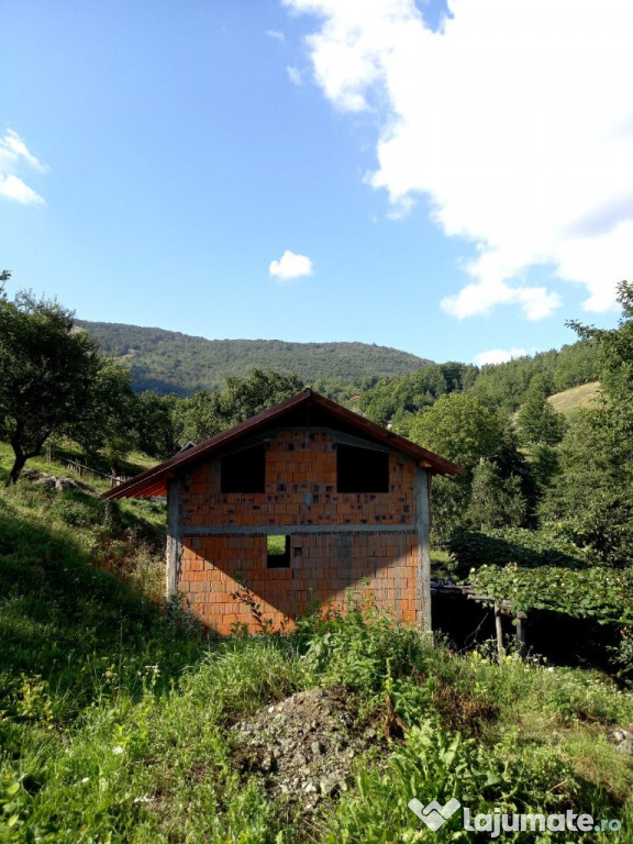 Casa la rosu cu teren zona de munte Godeanu (Obarsia-Closani