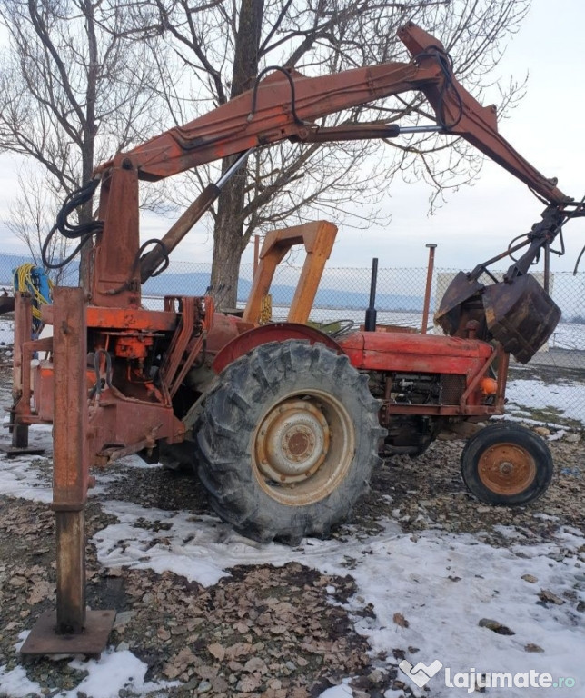 Tractor Massey Ferguson cu braț gunoi