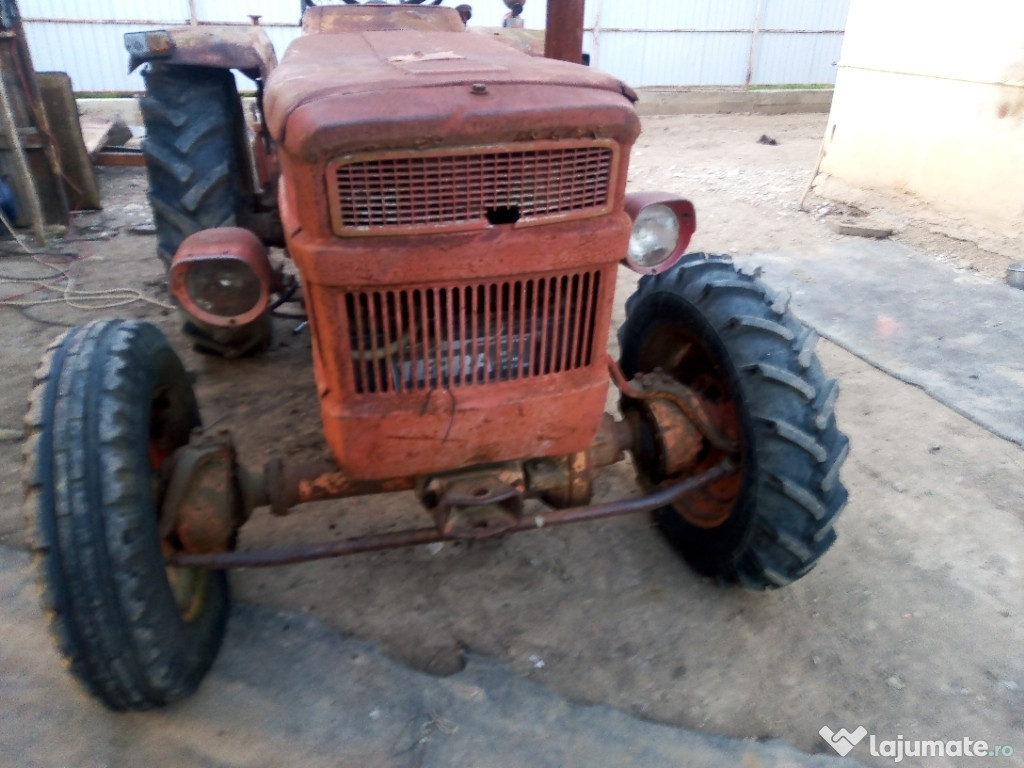 Tractor universal 445
