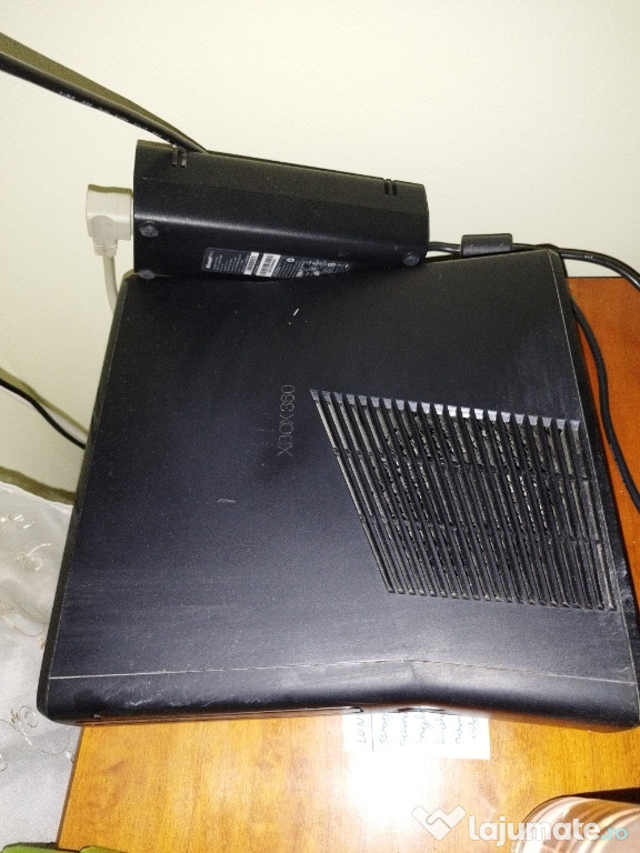 Vand Xbox 360 cu o maneta